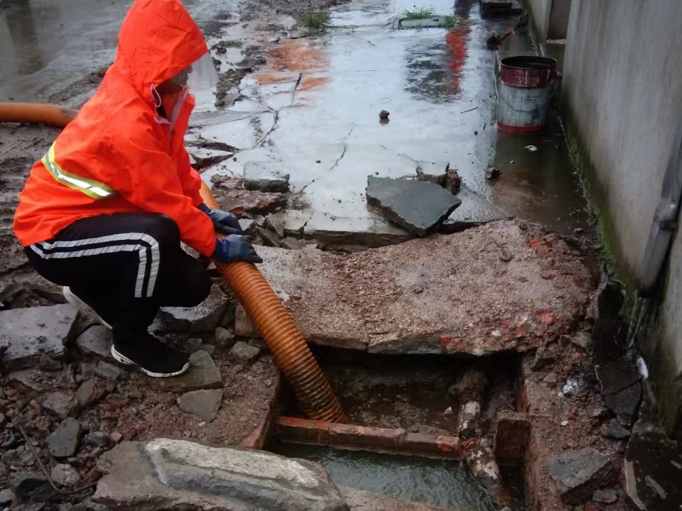 福贡专业清理污水池 炜誉市政以规范流程守护城市 “肠道”