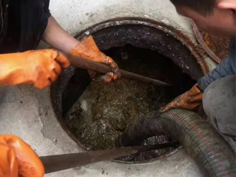 福贡清理化粪池时如何避免沼气的危害?